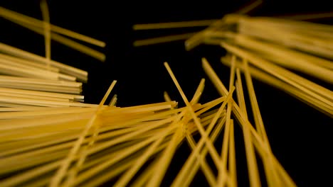Spaghetti-Fallen-In-Zeitlupe-Sehr-Schön-Im-Kreis-Auf-Eine-Spiegelfläche