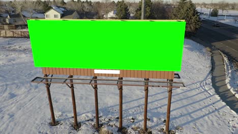 Green-Screen-Werbetafel-Luftaufnahme-Im-Schnee