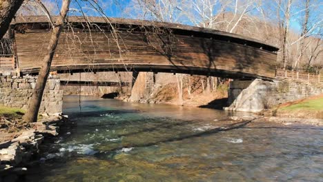 Die-Buckelbrücke-Ist-Eine-Historische-überdachte-Brücke-In-Der-Nähe-Von-Covington,-Virginia-Und-Ein-Beliebter-Rastplatz-Am-Straßenrand,-Der-Für-Die-Öffentlichkeit-Zugänglich-Ist