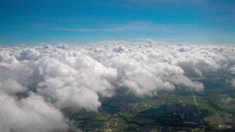 Blick-Von-Oben-Auf-Die-Wolken-Bis-Zum-Horizont-Und-Die-Landschaft-Darunter