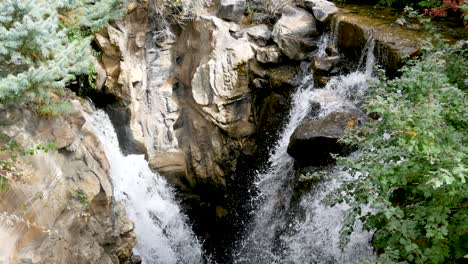 Ströme-Laufen-Zusammen-Und-Bilden-Einen-Wasserfall