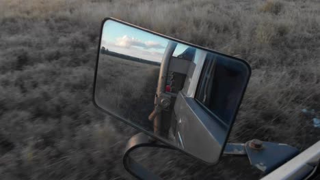 Landcruiser-Fährt-Durch-Das-Outback-Von-Australien,-Aufgenommen-Aus-Der-Spiegelansicht-Des-Autos