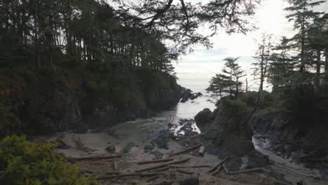 Wide-shot-of-a-Browns-Beach-in-Ucluelet,-Vancouver-Island,-Canada