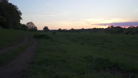 Ruhiger-Sonnenuntergang-In-Einem-Ländlichen-Feld-In-Der-Englischen-Landschaft-In-Kenilworth