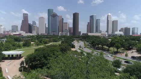 Dieses-Video-Handelt-Von-Einer-Luftaufnahme-Der-Skyline-Von-Downtown-Houston-Gegenüber-Dem-Elanor-Tinsley-Park
