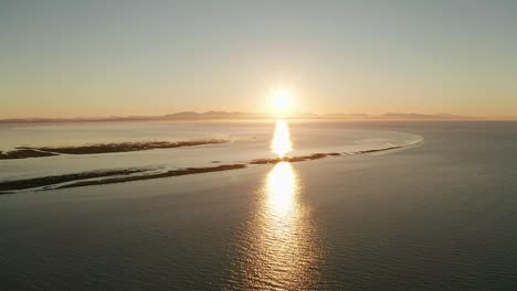 Luftaufnahme-Des-Sonnenuntergangs-über-Der-Küste-Des-Ozeans