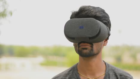 Nahaufnahme-Eines-Mannes,-Der-Das-Spiel-Im-VR-Headset-Spielt