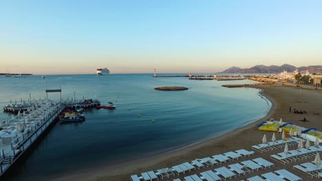 Luftaufnahme-Des-Strandes-Von-Cannes-Am-Morgen