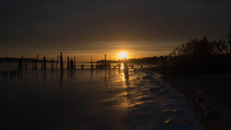 Sonnenaufgang-über-Einem-Zugefrorenen-Fluss-An-Einem-Klaren,-Kalten-Morgen-An-Einigen-Entfetteten-Docks
