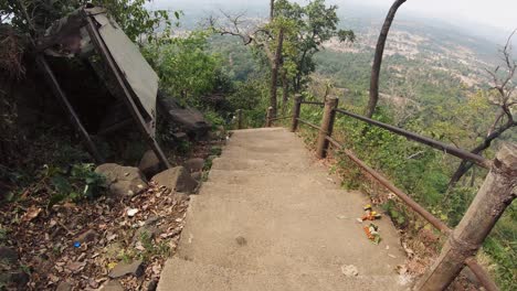 Escaleras-De-Roca-En-El-Seguimiento-De-La-Montaña-Con-Una-Hermosa-Vista-Del-Paisaje