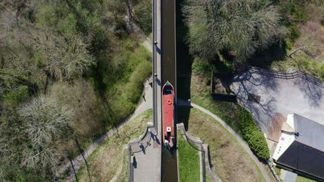 Ein-Schmales-Boot,-Das-Flussabwärts-Fährt,-Um-Das-Pontcysyllte-aquädukt-Zu-überqueren,-Das-Berühmt-Von-Thomas-Telford-Entworfen-Wurde-Und-Sich-In-Der-Wunderschönen-Walisischen-Landschaft-Befindet,-Die-Llangollen-Canal-Route