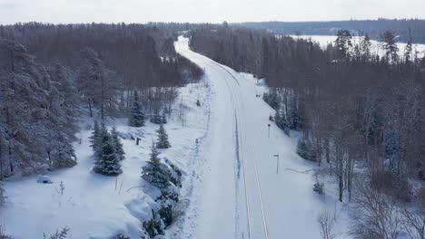 Eine-Vogelperspektive-Auf-Einen-Verschneiten-Zug,-Der-Durch-Die-Wälder-Im-Kanadischen-Schild-Fährt