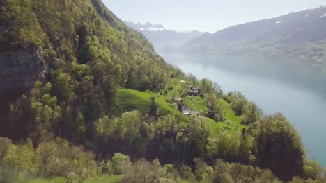 Dieses-Dorf-Liegt-In-Der-Schweiz-Am-Walensee