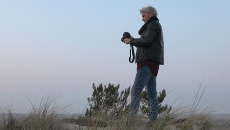 Primer-Plano-De-Un-Fotógrafo-Paisajista-Tomando-Fotos-En-La-Naturaleza-Al-Atardecer-O-Al-Amanecer