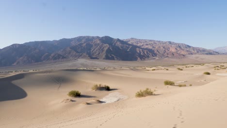 View-over-Mesquite-Flat-Sand-Dunes-in-Death-Valley-National-Park-with-mountains-in-the-background-in-slow-motion