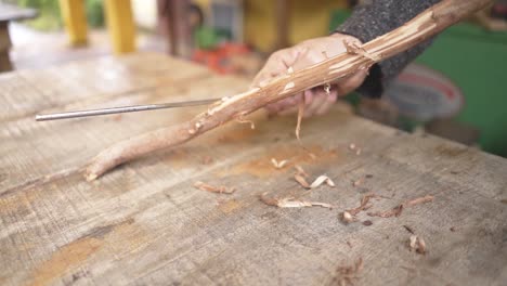 Carpenter-peeling-a-wood-in-carpentry-shop