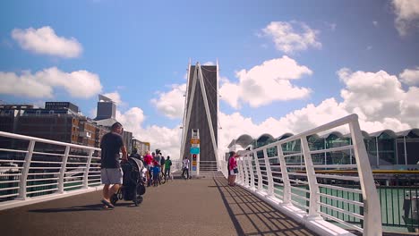 Puente-Levadizo-Cerca-Del-Puerto-Del-Viaducto-De-Auckland