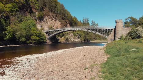 Drohnenaufnahme-Der-Alten-Stillgelegten-Craigellachie-Straßenbrücke-über-Den-Fluss-Spey-In-Craigellachie,-Arbelour,-Moray,-Schottland,-Großbritannien