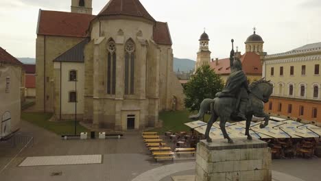Luftaufnahme-Der-Statue-Von-Mihai-Viteazul-In-Alba-Iulia-Mit-Der-Rückseite-Der-Kirche-Und-Bäumen
