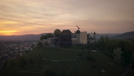 Drohne-Kreist-Um-Schloss-Lenzburg