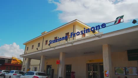 Italien-Bahnhof,-Stadt-Frosinone.-Vorderansicht