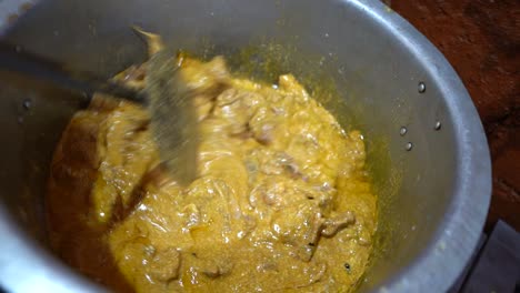 Hühnchen-Qorma-Curryzubereitung-In-Einer-Großküche-Für-Ein-Restaurant