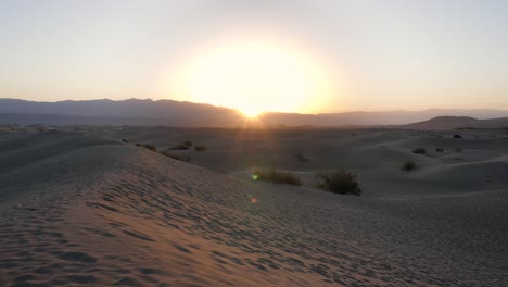 Sonne-Geht-In-Zeitlupe-über-Sanddünen-Im-Death-Valley-Nationalpark-Auf-–-Kamera-Nach-Oben-Geneigt