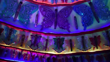 Wunderschönes-Interieur-Mit-Schmetterlingsmotiv-Im-Pandal--Oder-Tempelfest-Der-Indischen-Götter-Und-Göttinnen