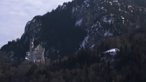 Castillo-De-Neuschwanstein-En-La-Vista-De-Distancia-Desde-Una-Calle-De-Material-De-Archivo-De-4k-De-Schwangau