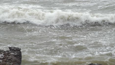 Große-Wellen-Treffen-Bei-Stürmischem-Wetter-Auf-Die-Verlassenen-Ruinen-Des-Betongebäudes-Der-Küstenverteidigung