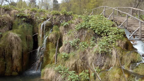 Wasser-Fließt-über-Den-Rand-Moosbedeckter-Berghänge-In-Die-Seen-Des-Nationalparks-Plitvicer-Seen