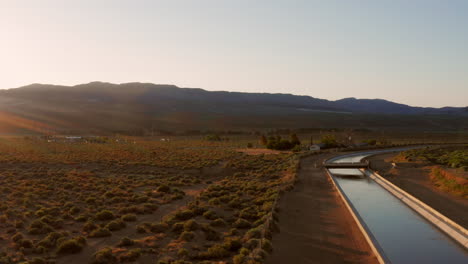 Sonnenaufgang-An-Einer-Wasserstraße-In-Der-Sierra-Nevada