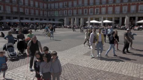 Giant-bubble-maker-with-tourists-in-Plaza-Mayor