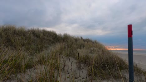 Windiger-Tag-Am-Strand-Mit-Dem-Sonnenuntergang-Und-Den-Meereswellen-Im-Hintergrund