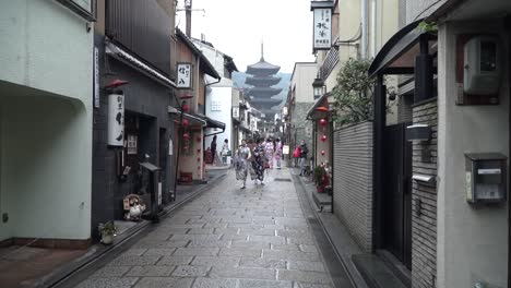 Asiatische-Mädchentouristen,-Die-Durch-Die-Straßen-Von-Kyoto-In-Japan-Laufen-Und-Traditionelle-Japanische-Kleidung-Im-Kimono-Tragen