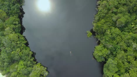 Drohnenaufnahmen-Einer-Frau,-Die-Im-Schwarzwassersee-Schwimmt