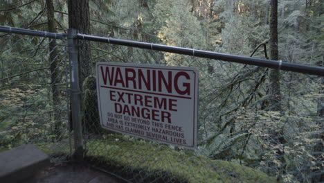 Warnschild-Für-Extreme-Gefahr-Am-Zaun-In-Der-Nähe-Einer-Klippe-Im-Lynn-Valley