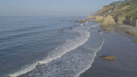 Luftaufnahmen-Von-El-Matador-Beach-über-Brechenden-Wellen-Und-Felsen-An-Einem-Dunstigen-Sommermorgen-In-Malibu,-Kalifornien