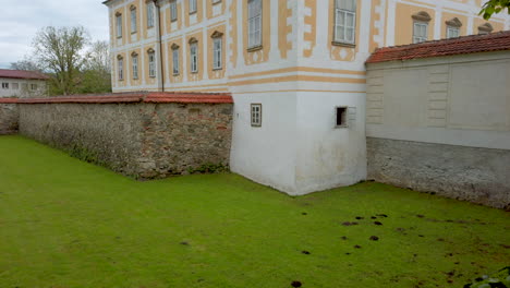 Renaissance-Barockpalast-In-Einer-Mittelalterlichen-Europäischen-Stadt,-Burg-In-Slovenska-Bistrica,-Slowenien,-Verteidigungsgraben-Mit-Steinmauern-Und-Turm