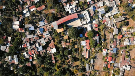 Luftaufnahme-Des-Dorfes-San-Marcos-Am-Atitlan-See-Im-Hochland-Von-Guatemala