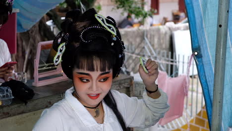 Chinesischer-Opernschauspieler-Zieht-Vor-Seinem-Auftritt-Ein-Kostüm-An