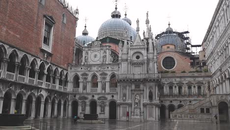 Large-Central-Courtyard-of-the-One-of-Europe's-Most-Beautiful-and-Easily-Recognizable-Buildings-on-a-Rainy-Day,-the-Doge's-Palace-Venice