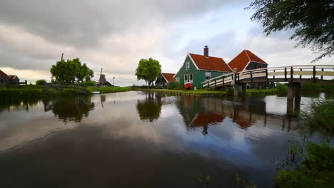 Käsefabrikgebäude-In-Zaanse-Schans-Reflektierte-Sich-Auf-Dem-Ruhigen-Kanalwasser-In-Zaandam,-Niederlande