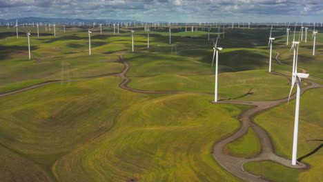 Droen-Hypelapse-Von-Windturbinen-Im-Windturbinenpark-Rio-Vista,-Kalifornien
