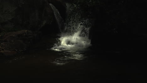 Blick-Auf-Den-Wasserfall-In-Thailand.