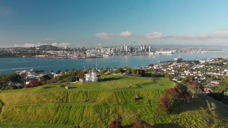 SLOWMO---Flying-over-Mount-Victoria-with-Auckland-skyline-in-background,-New-Zealand