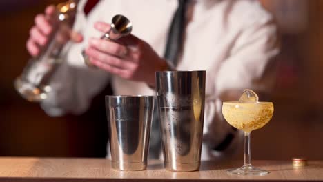 Close-up-shot-of-a-professional-bartender-mixing-drinks