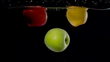 Schöner-Grüner-Apfel,-Der-In-Zeitlupe-Ins-Wasser-Fällt