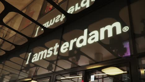 Este-Es-Un-Cartel-De-I-Amsterdam-Con-Una-Toma-Reflejada-Con-Zoom-Lento