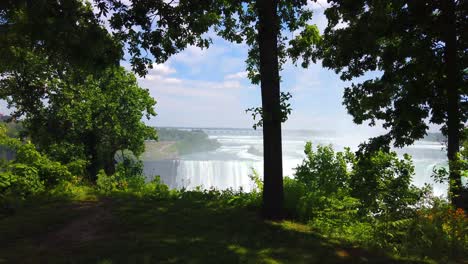 Majestätischer-Blick-Auf-Die-Niagarafälle-Mit-üppigen-Bäumen-Im-Vordergrund